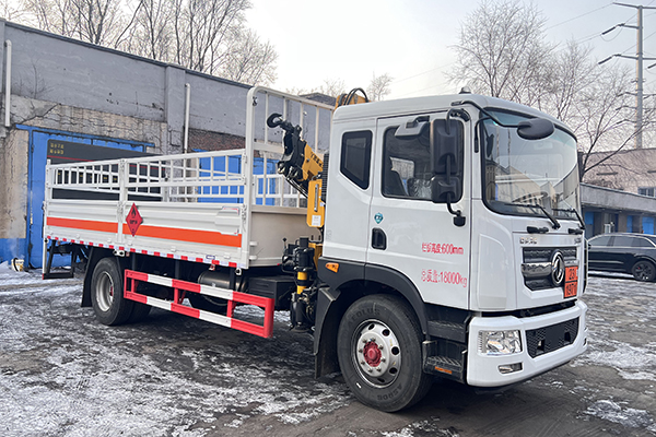 Dongfeng Dorica gas cylinder carrier with crane