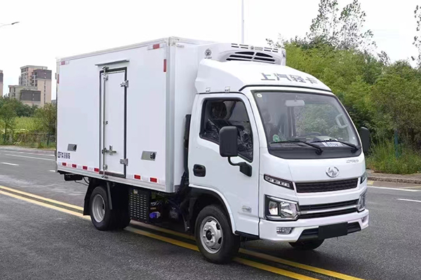 SAIC Yuejin F-class gasoline version high-end refrigerated truck