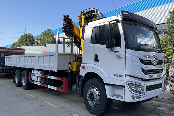 FAW Rear double axle 8-ton Folding arm Truck mounted crane carrier