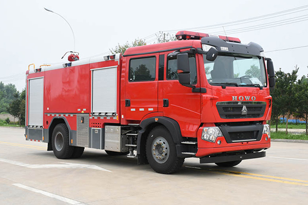 Sinotruk HOWO 4x2 driven 8m³ foam rescue fire truck