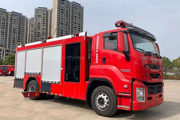 Isuzu GIGA 6m³ water tank rescue fire truck