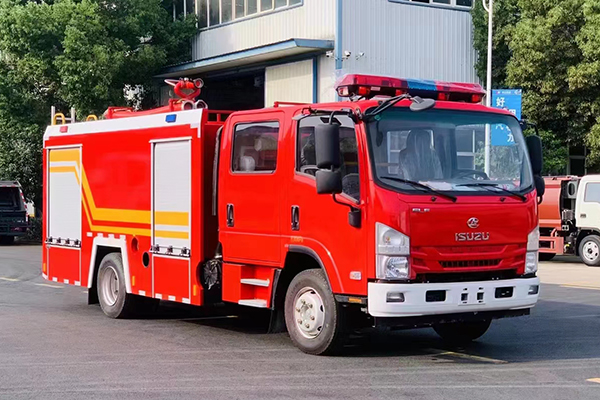 Isuzu 4x2 driven double row 3.5m³ water tank rescue fire truck