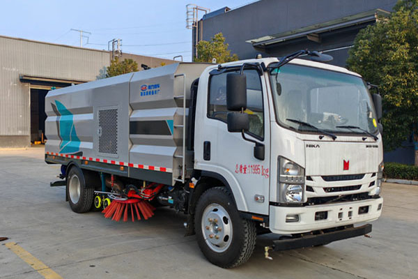 Qingling Isuzu 4x2 drive multifunctional high-end washing and sweeping vehicle