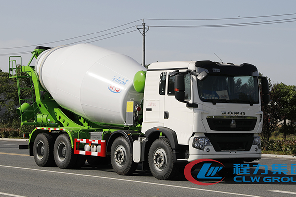 New SINOTRUK Howo four-axis 8m³ concrete mixer truck