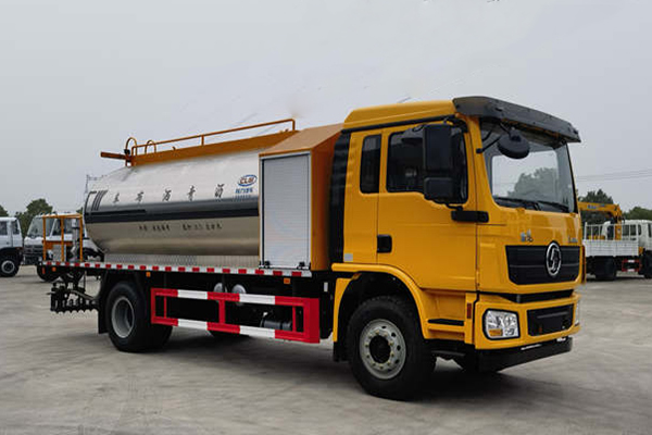 Asphalt distributor truck