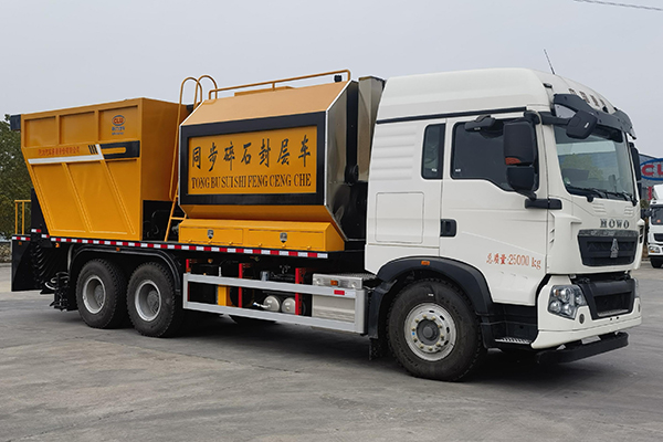 New Sinotruk HOWO 6x4 drive 20m³ synchronous gravel seal truck