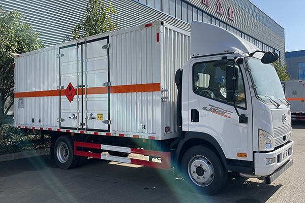New FAW 4x2 Drive Combustible Gas Box Transport Vehicle