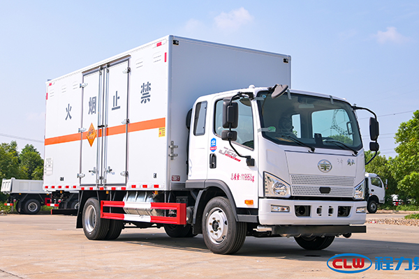 New FAW 4x2 Drive Blasting Equipment Transport Vehicle