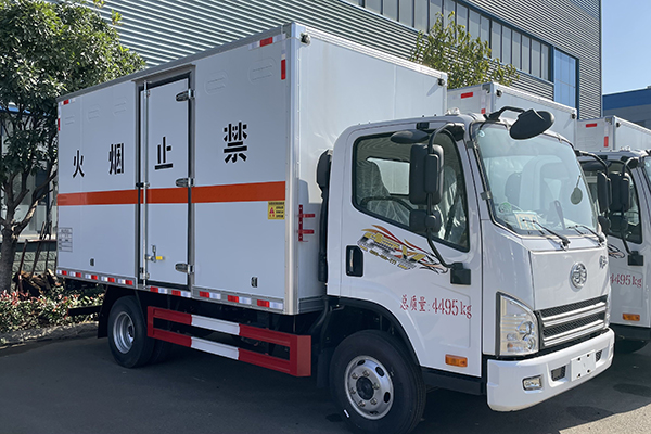 FAW 4x2 Drive Combustible Liquid Box Transport Vehicle
