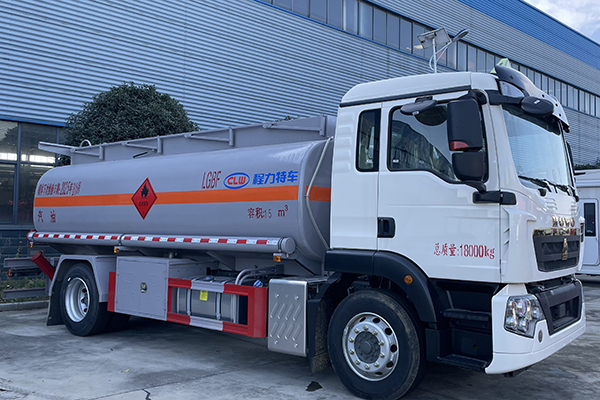 SINOTRUK HOWO 4x2 Drive 15m³ Carbon Steel Oil Tank Transporter Refueling Truck