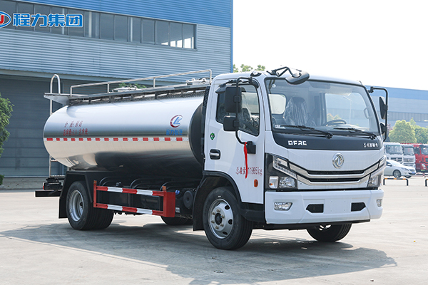 Dongfeng SINOTRUK HOWO 4x2 drive 6.9m³ fresh milk transport truck special vehicle
